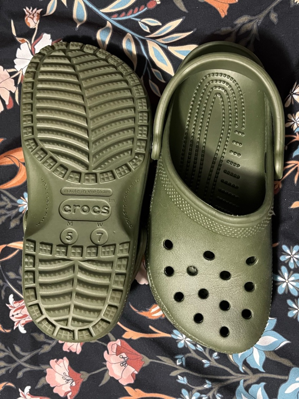 Crocs classic olive green women’s size 7